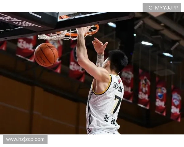 张镇麟篮下接球双手暴扣个人得分突破20分引爆全场比赛气氛达到高潮